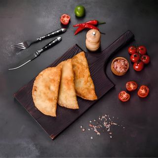 Комбо  L (Чебуреки з м'ясом, м'ясо-сир , курка-гриби, сік томат 0,5 л)