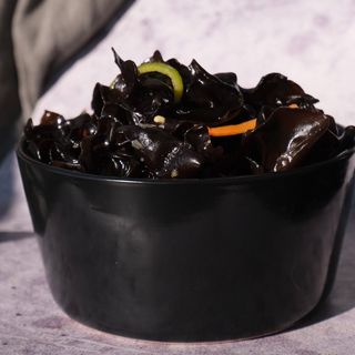 Черный древесный гриб муэр