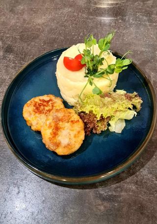 Дитяча куряча котлета та пюре