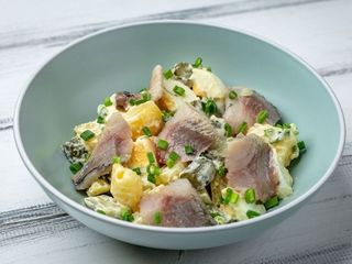 Теплий картопляний салат з оселедцем (330g)