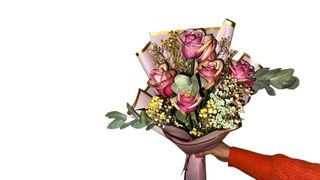 #36 ელეგანტური ვარდების და ეკალიპტების ბუკეტი