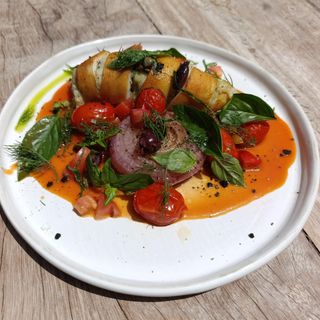 Calamaro relleno de patatas y alcachofas con cremoso de polenta