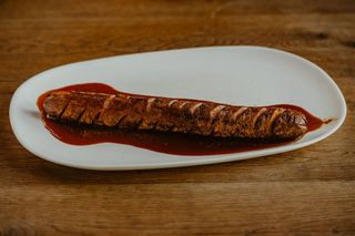 Tradycyjny currywurst pieczony z sosem curry