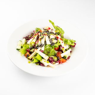 Lisnata salata sa škripavcem i bučinim košticama