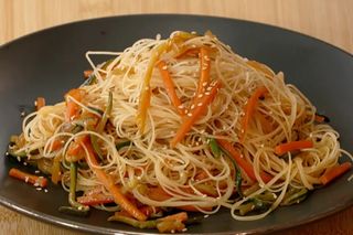 36 Spaghetti di riso saltati con frutti di mare alla piastra