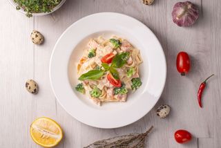 Фетучини с лососем и брокколи в сливочном соусе (300 гр.)