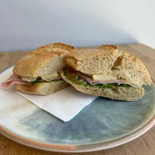 Sándwich de jamón y queso brie