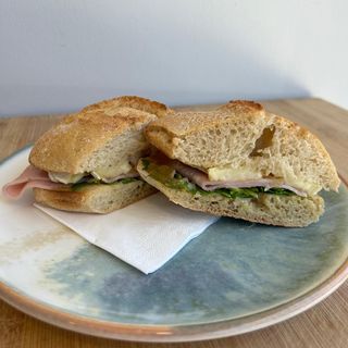 Sándwich de jamón y queso brie