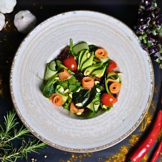 Salată cu avocado și somon