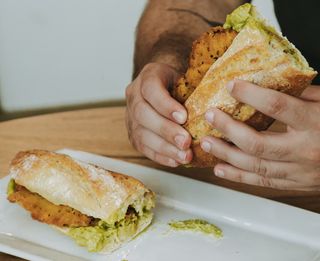 Bocadillo De Pechuga Con Guacamole