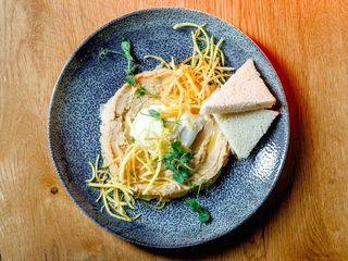 Хумус з яйцем пашот, руколою та картоплею пай (240g)