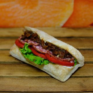 Чабата със салам  Милано  и сушени домати