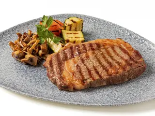 Entrecot De Ternera Angus Con Salsa Y Guarnición