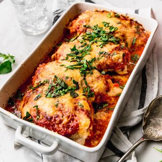 Pollo frito patatas con salsa de tomate y queso