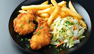 Piept de pui crispy cu cartofi prajiti si salata de varza