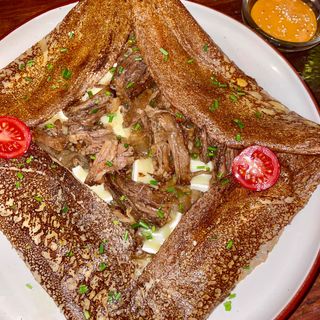 Carne mechada, queso brie, cebolla caramelizada y salsa chiplote