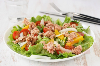 Salată de legume cu ton