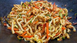 42. Spaghetti udon con pollo