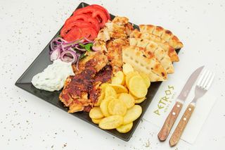 Gyros de vita si oaie la farfurie
