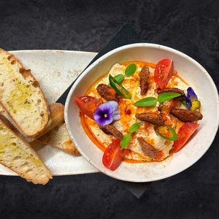 Hummus cu chorizo prajit