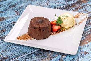 Lava cake cu inghetata de vanilie si crunch de biscuiti