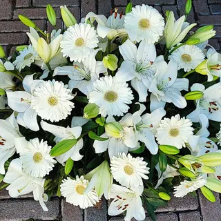 Mazzo con Gerbere e lilium bianche 