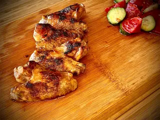 Пилешки крилца с масло и чесън (350г)