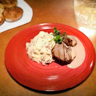 Ceafa de porc confit cu sos de hribi si piure taranesc