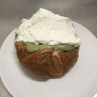 Cornetto con panna e pistacchio