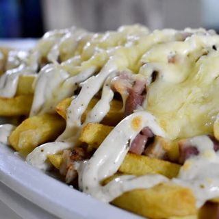 Patatas gratinadas con bacon y pollo