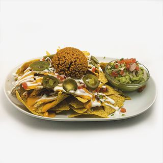 Nachos con guacamole, queso, jalapeño, crema agria y pico de gallo