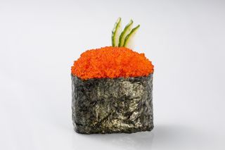 Гункан з ікрою Тобіко