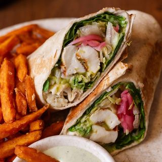 HALLOUMI WRAP, CARTOFI DULCI PRĂJIȚI & GREEN SOS 