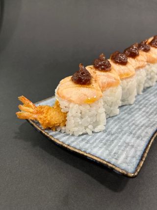 Uramaki Salmó I llagostí Cruixent (8pc)