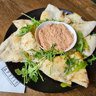 Pašteta od ribe poslužena sa domaćom fokačom