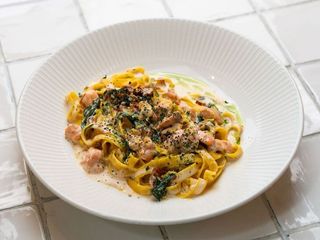 TAGLIATELLE Z ŁOSOSIEM I ŚMIETANKOWO-CYTRYNOWYM SOSEM