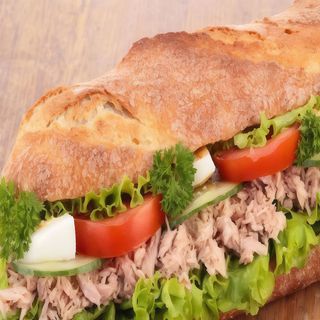 Baguette Con Atún, Huevo Duro Y Alcaparras (Plato Frío)