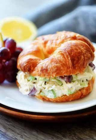Croissant De Pollo Pasta (XL)