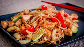 Noodles din orez cu pulpă de porc și legume