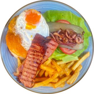 Burger Bistro de vita (Black Angus) cu cartofi prajiti