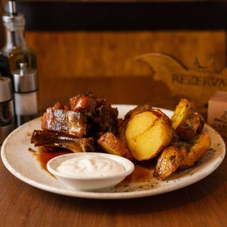 COSTIȚE, CARTOFI RĂSCOPȚI CU USTUROI & GARLIC SOS 