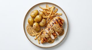 Piept de pui la gratar cu cartofi noi