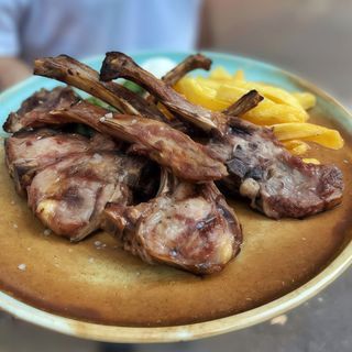 Costillas De Cordero a la brasa con patatas y alioli