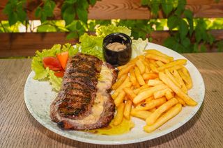 Punjeni ramstek 280g i prilog