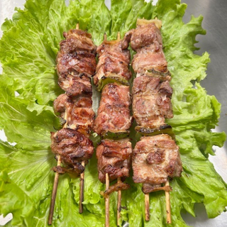 Espetada de peru grelhada no carvão vegetal 