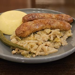 Cârnați de casă cu varză călită și mămăligă