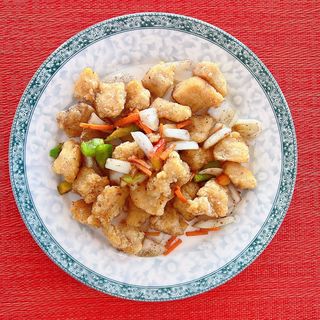 Trozos de pollo con sal y pimienta