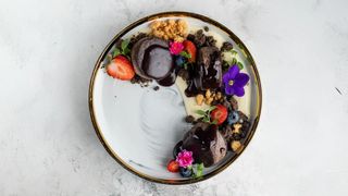 Шоколадные сырники с ванильным кремом и шоколадным ганашем