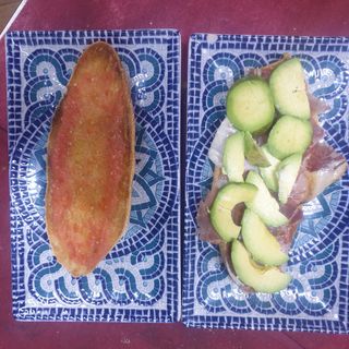Tostada de tomate, aguacate y jamón ibérico al corte 