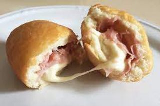 Chiacchiere con prosciutto crudo e burrata fresca